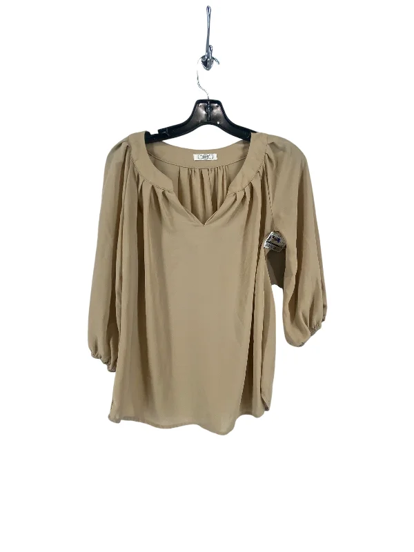 Top Short Sleeve By Ezra In Tan, Size: M